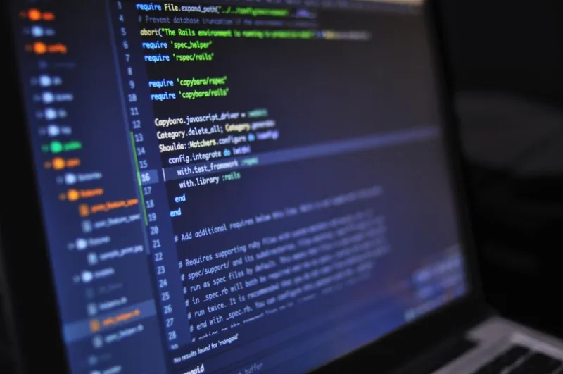 Разработчик работает с базой данных